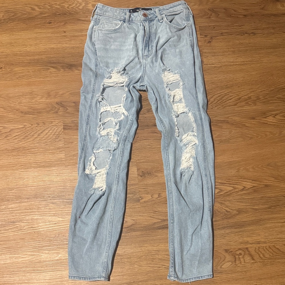 Hollister high rise mom jeans!
